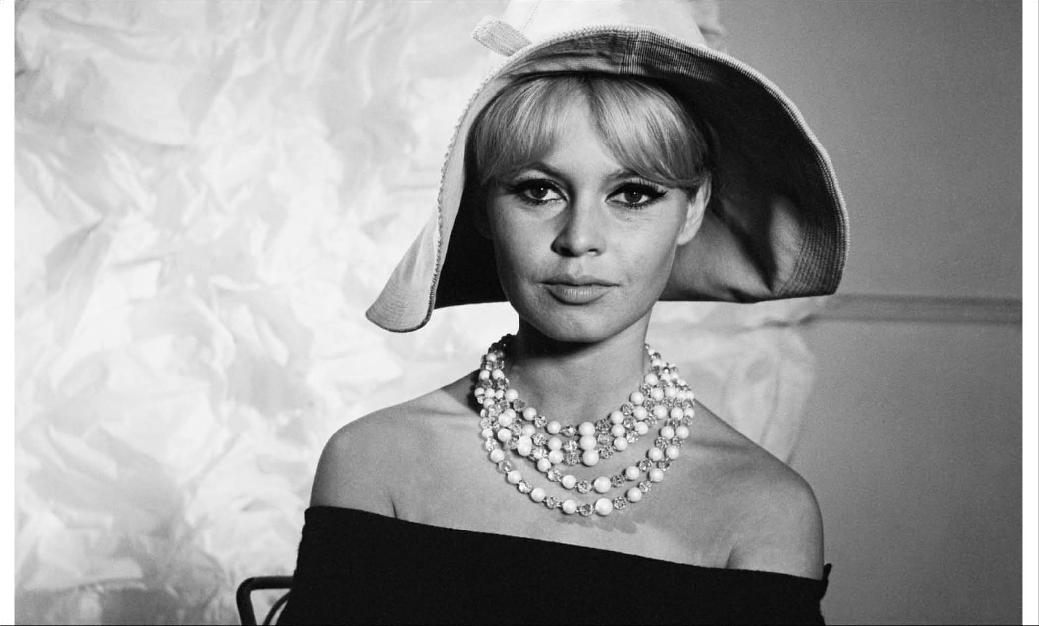 Les stars et l’encolure Bardot, une romance vintage